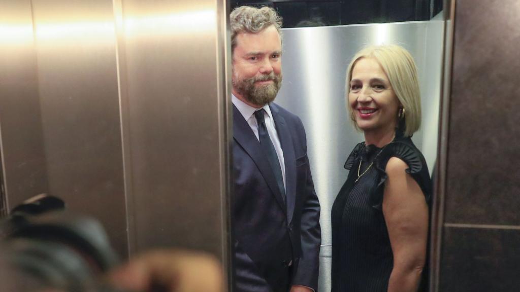 Iván Espinosa de los Monteros e Inés Cañizares toman el ascensor en el Congreso este martes, tras la renuncia del primero a todos sus cargos en Vox.