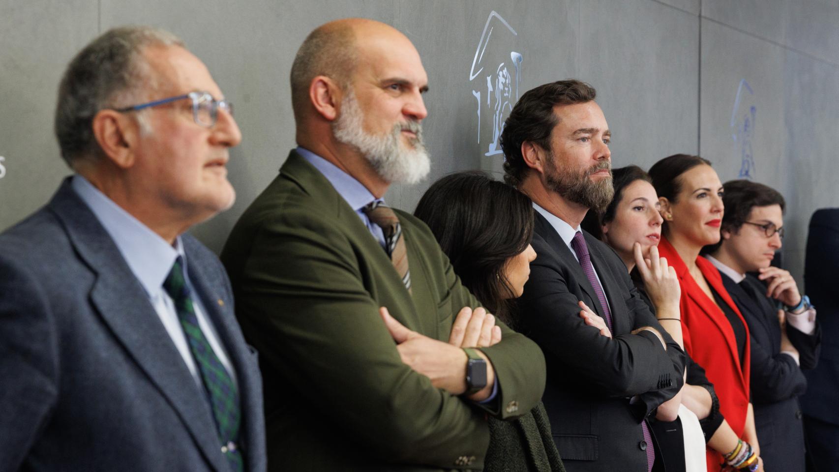 El exportavoz de Vox Iván Espinosa de los Monteros junto a miembros del partido en la pasada legislatura.