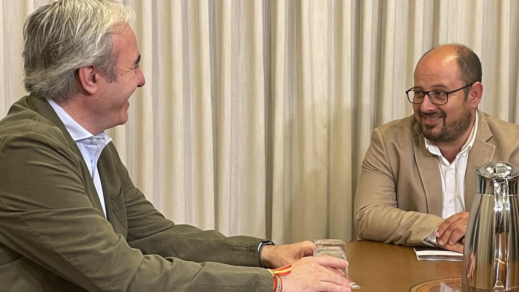 El exalcalde de Zaragoza Jorge Azcón (PP), y el diputado electo del PAR, Alberto Izquierdo, en una imagen de archivo.