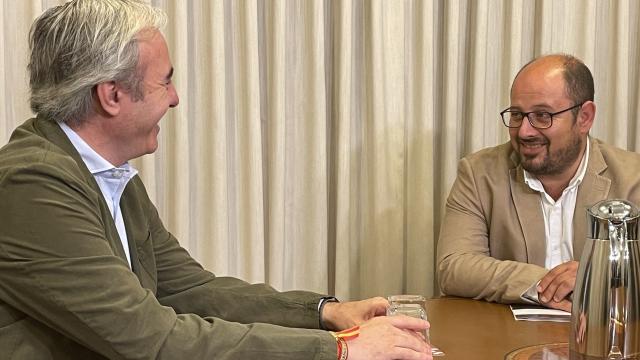 El exalcalde de Zaragoza Jorge Azcón (PP), y el diputado electo del PAR, Alberto Izquierdo, en una imagen de archivo.