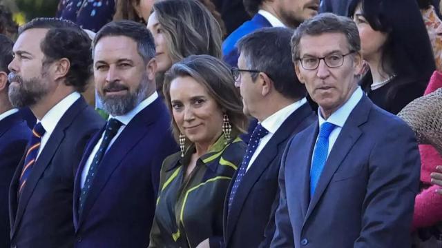 Iván Espinosa de los Monteros, Santiago Abascal y Alberto Núñez Feijóo (además de Patxi López), en el desfile del 12-O.