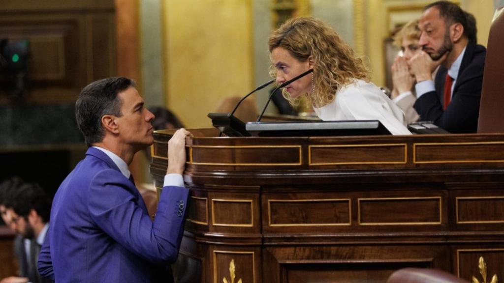El presidente en funciones, Pedro Sánchez, y la presidenta saliente del Congreso, Meritxell Batet, en la pasada legislatura.