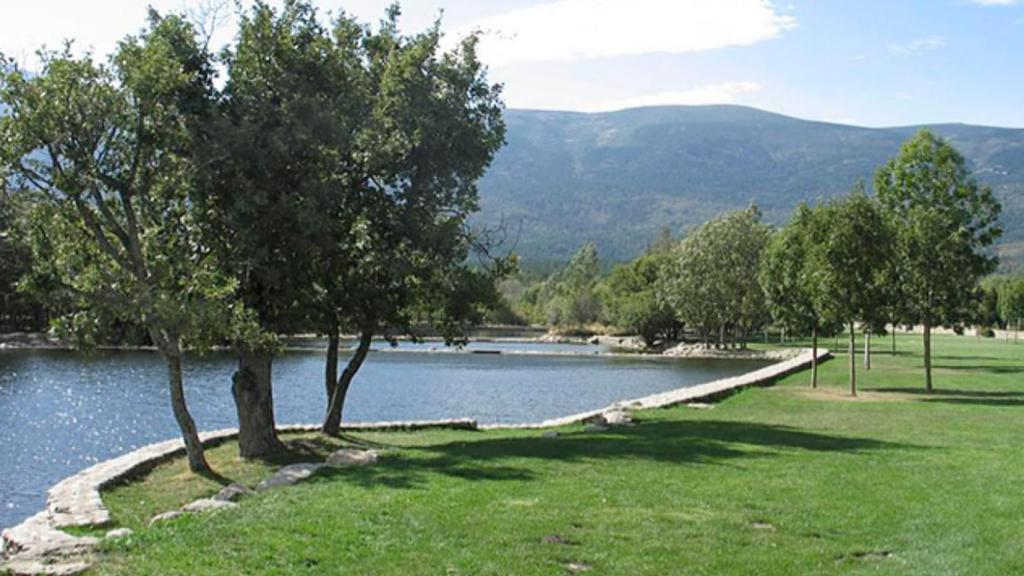 Así es la piscina natural a una hora de Madrid: una poza con aguas cristalinas en plena naturaleza