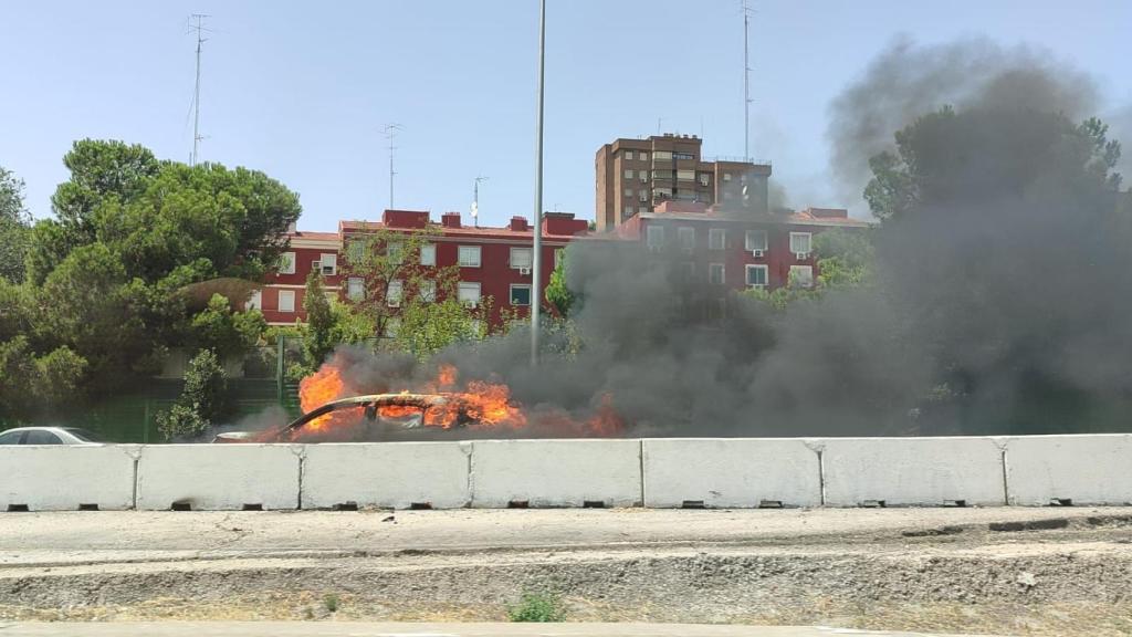 El coche ardiendo en la M-30.
