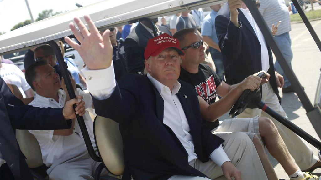 Donald Trump este lunes llegando a la Feria Estatal de Iowa.