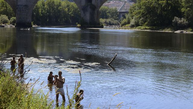 Gente bañándose por la ola de calor en Ourense.
