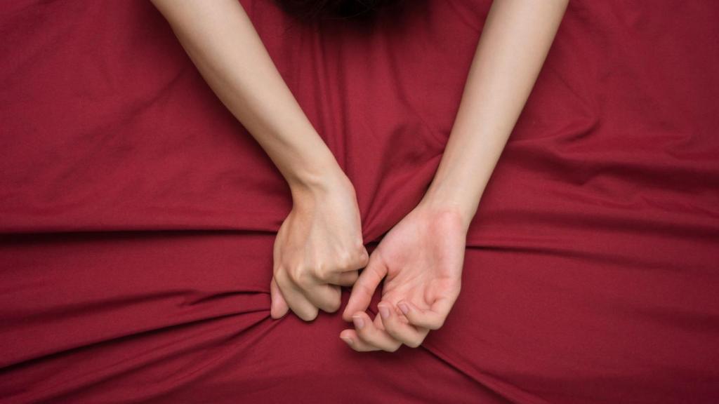 Imagen de archivo de una mujer teniendo un orgasmo.