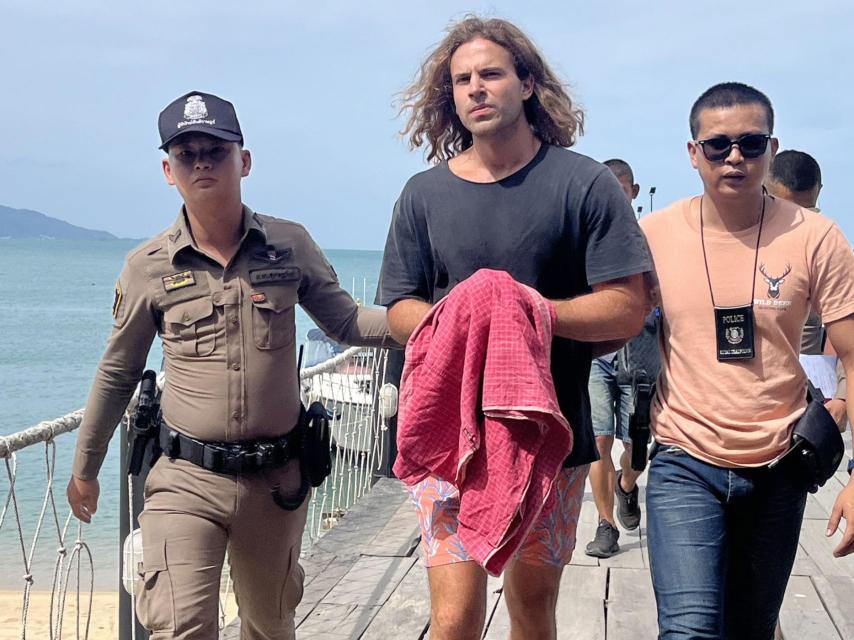 Daniel Sancho, escoltado por los policías tailandeses antes de ir a la corte en la isla de Koh Samui.
