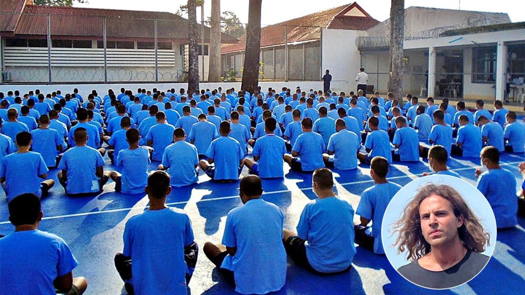 Presos de la cárcel de Koh Samui durante un rezo.