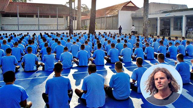 Presos de la cárcel de Koh Samui durante un rezo.