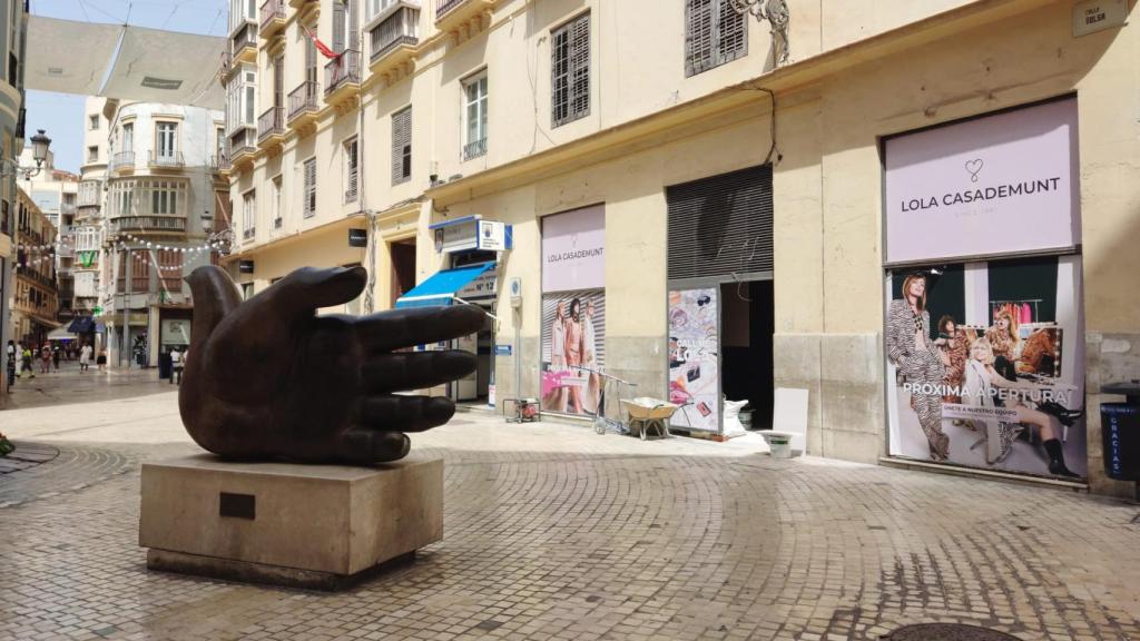 Algunos operarios ponen a punto la nueva tienda de Lola Casademunt.