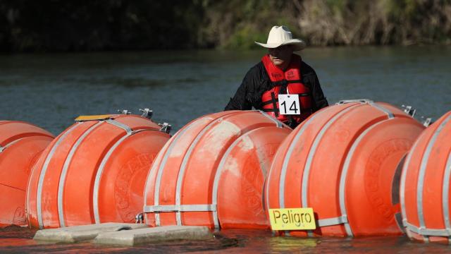 Imagen de las boyas instaladas en la frontera de Texas con México.