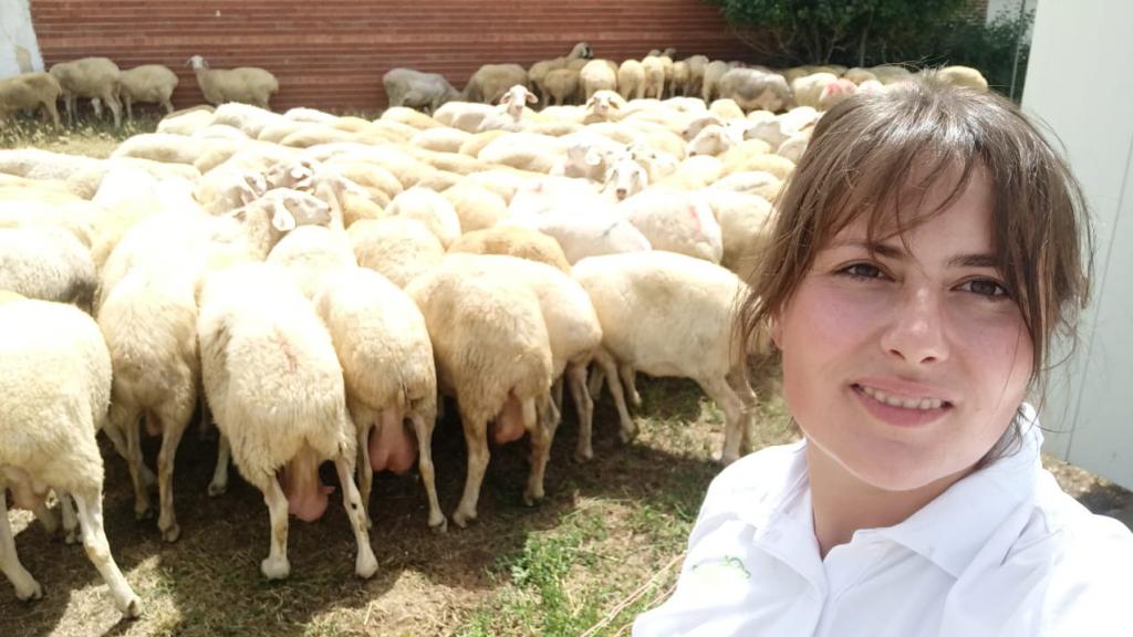 Noelia de Santiago, ganadera en la explotación de Nerea.