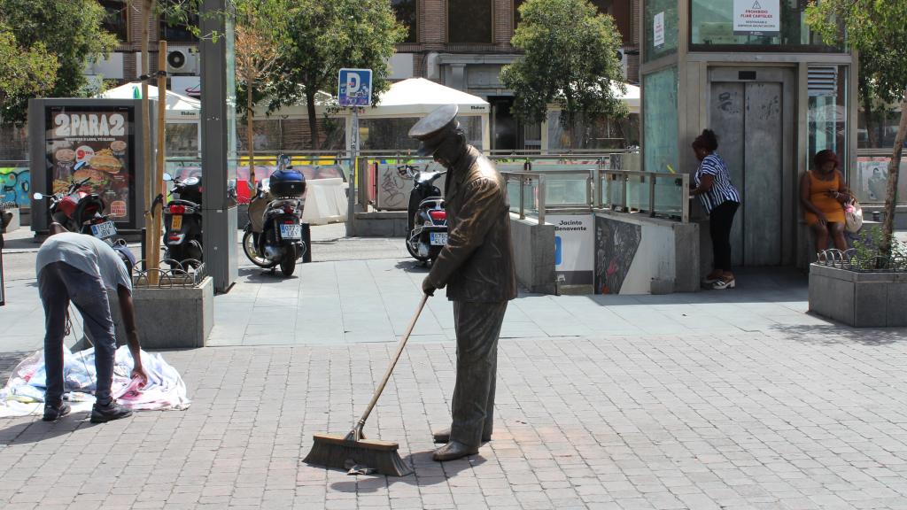 Como el Barrendero Madrileño, los trabajadores de la capital bien merecen un monumento.