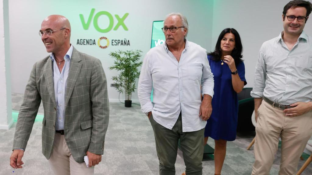 Ignacio de Hoces (d) en una fotografía junto a otros miembros de Vox, entre ellos Jorge Buxadé (i)