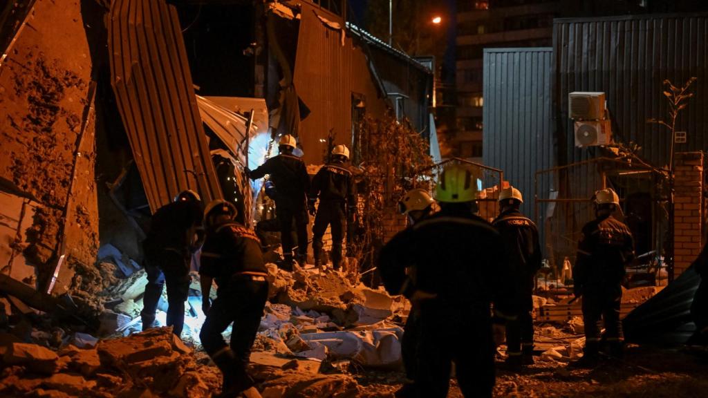 Un equipo de rescate acude a un edificio destruido por misiles rusos, este miércoles en Zaporiyia.