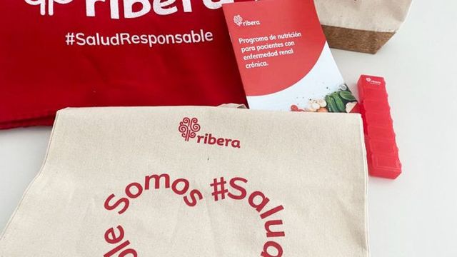 'Kit' de bienvenida para amenizar la diálisis del Hospital Universitario del Vinalopó, Elche.
