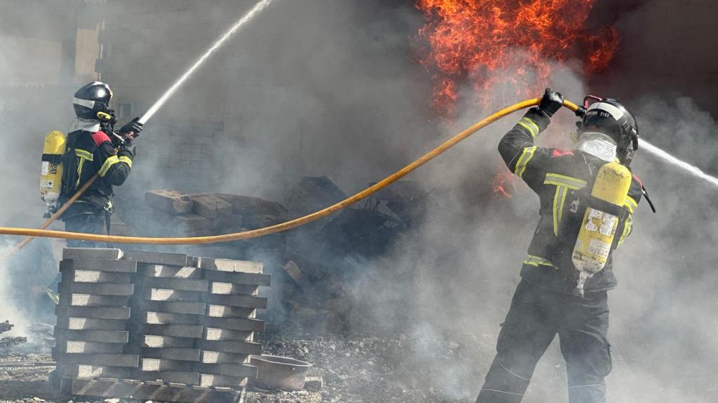 Los bomberos apagan el incendio