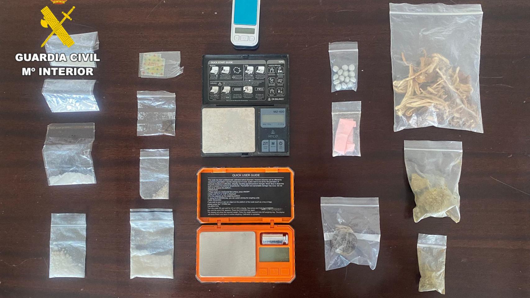 Imagen de los objetos y la droga incautada en Salamanca