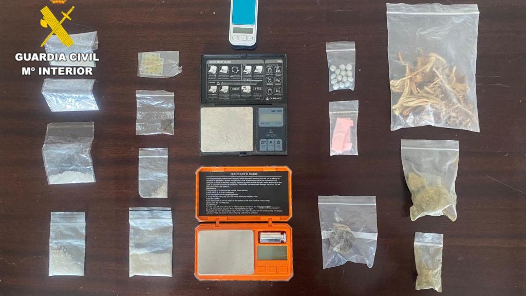 Imagen de los objetos y la droga incautada en Salamanca
