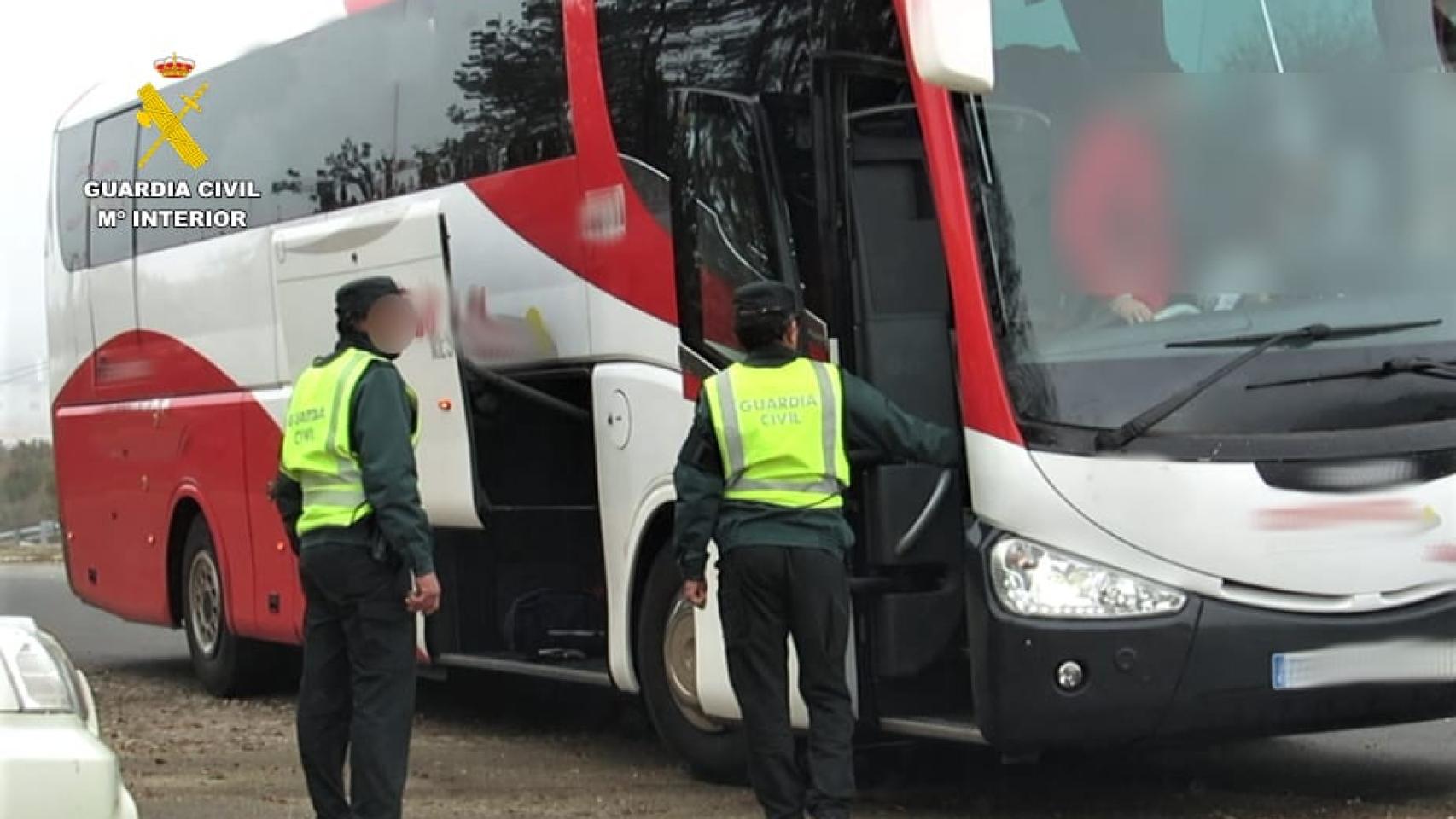 Control de la Guardia Civil en el autobús