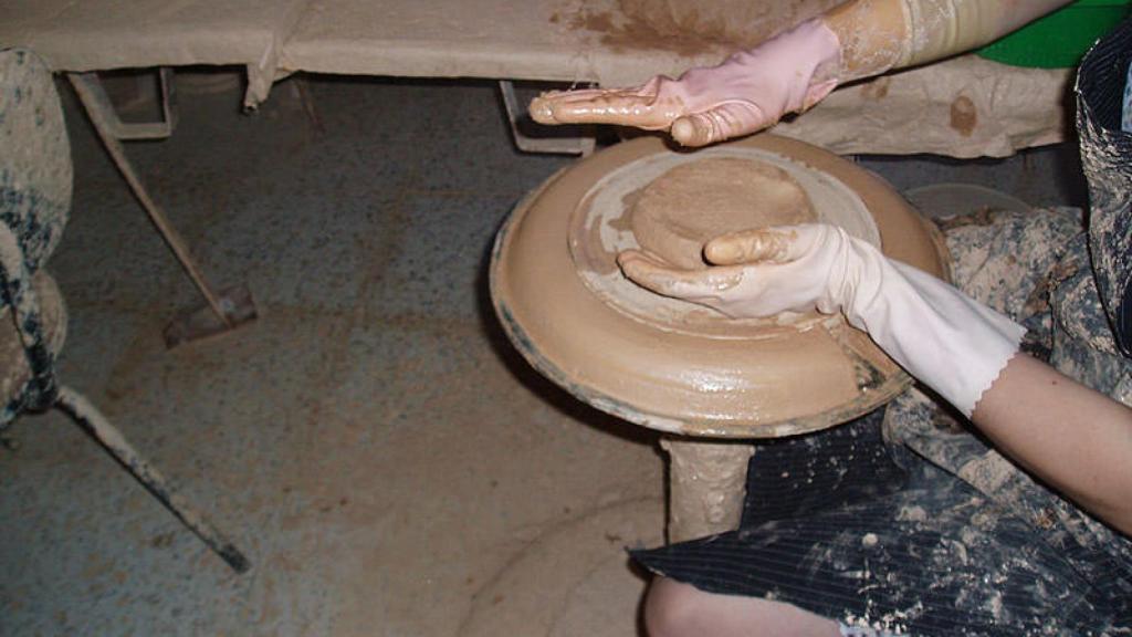 Mujer trabajando el barro en Pereruela