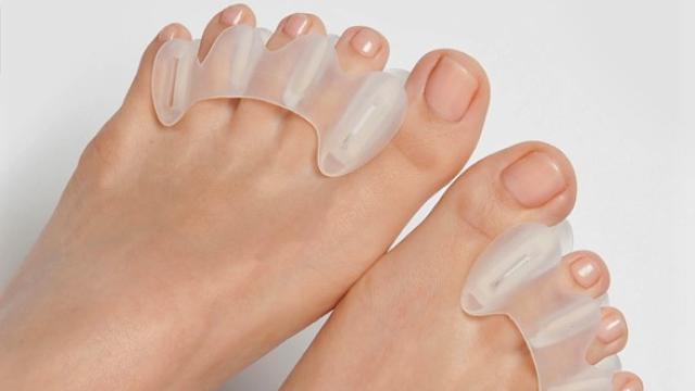 Unos pies con un separador de dedos.