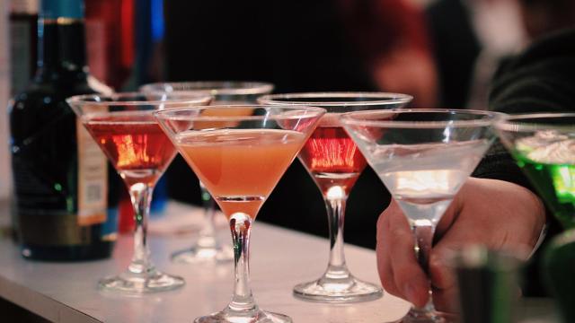 5 cócteles fáciles con ginebra que te harán olvidar el gintonic