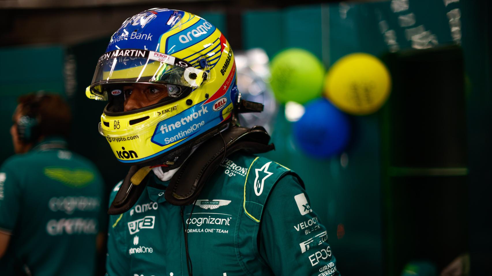 Fernando Alonso, con el rostro serio con el casco.