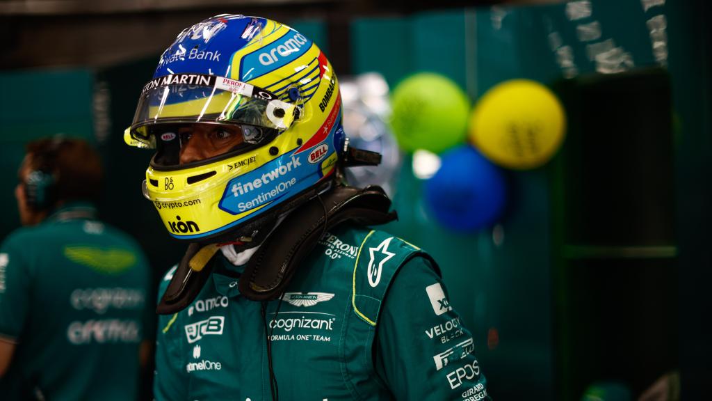 Fernando Alonso, con el rostro serio con el casco.