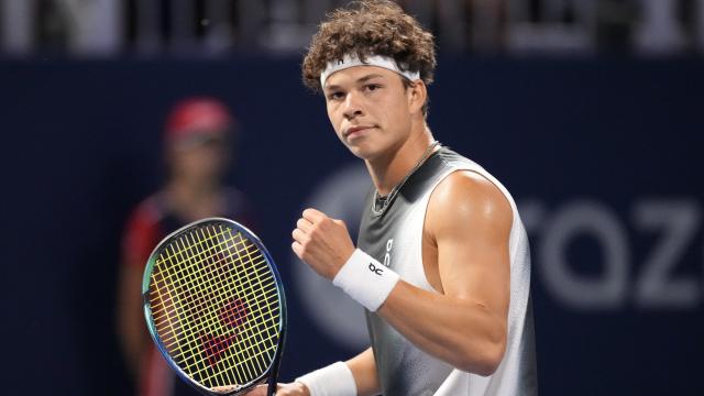Ben Shelton celebra un punto en primera ronda del Masters 1000 de Toronto.