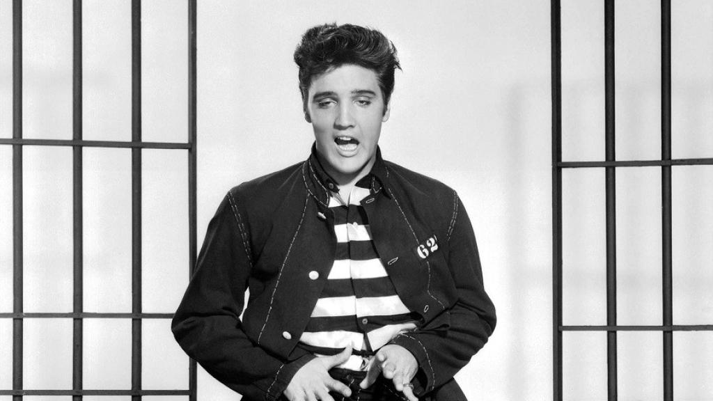 Elvis Presley, en una foto promocional de 'El rock de la cárcel' (1957)