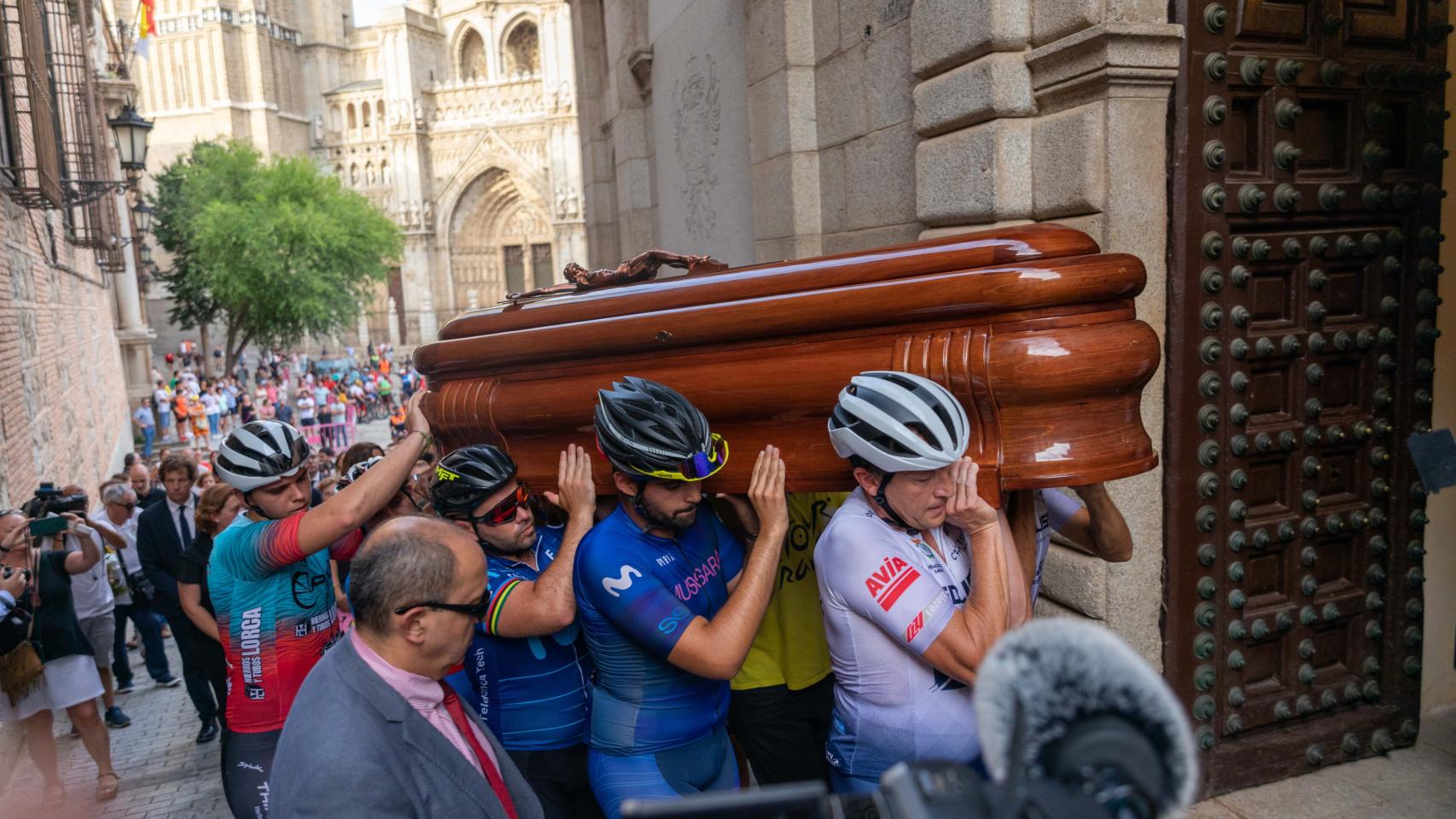 Fotogalería | Una comitiva ciclista y decenas de toledanos despiden a Bahamontes