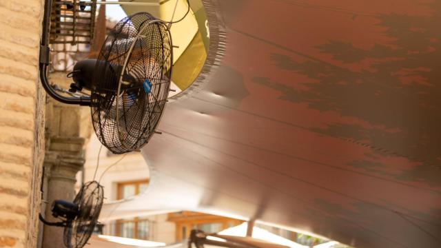 Ventiladores en la terraza de un bar de Toledo.