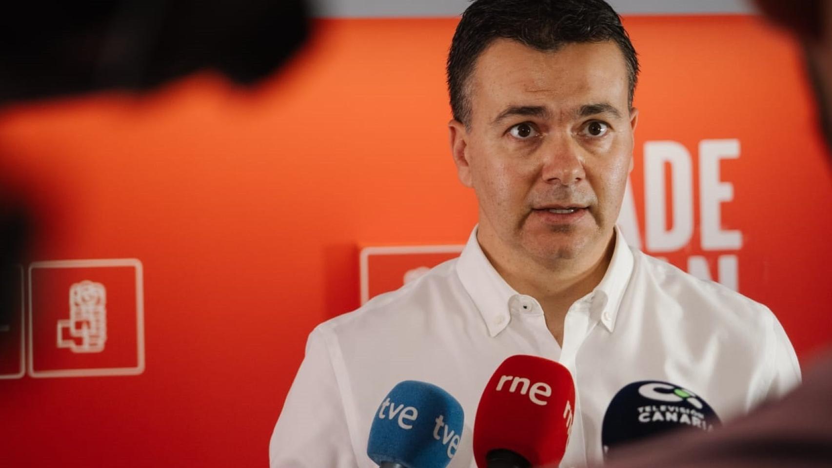 El ministro de Industria, Héctor Gómez, atiende a los medios de comunicación, en una foto tomada el pasado mes de julio.