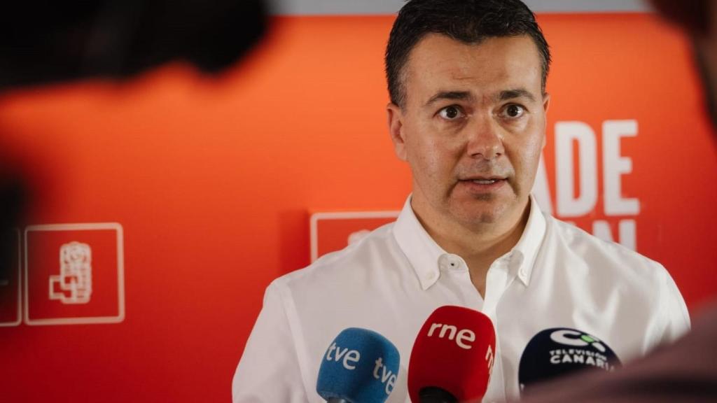 El ministro de Industria, Héctor Gómez, atiende a los medios de comunicación, en una foto tomada el pasado mes de julio.