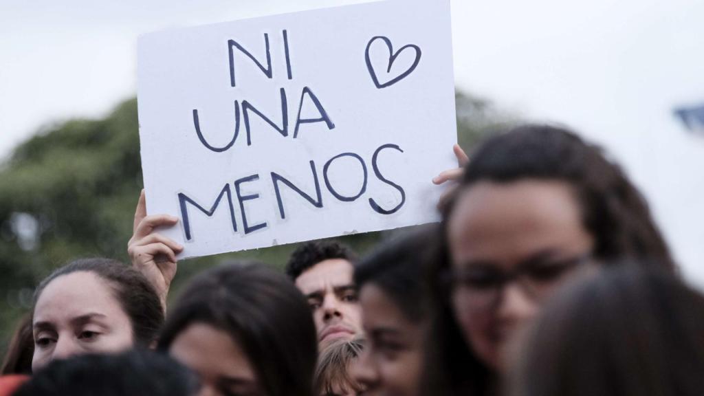 Personas participan en una manifestación contra la violencia de género y el machismo.