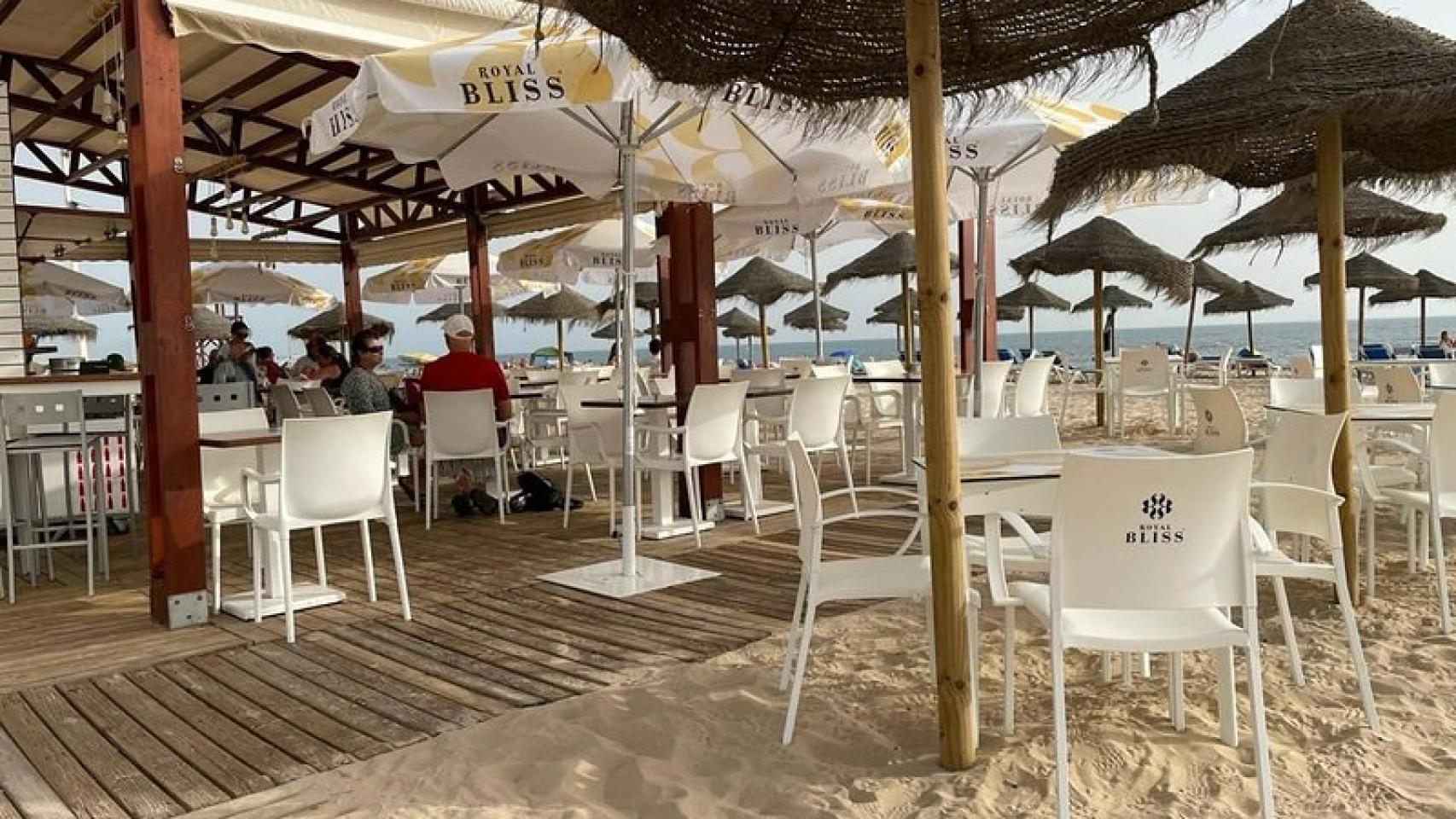 Una terraza con material de Royal Bliss.
