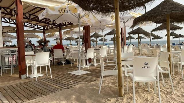 Una terraza con material de Royal Bliss.