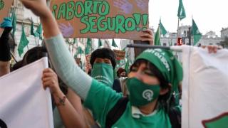 Organizaciones civiles y feministas se manifiestan para pedir el acceso al aborto en Lima. Imagen de archivo.