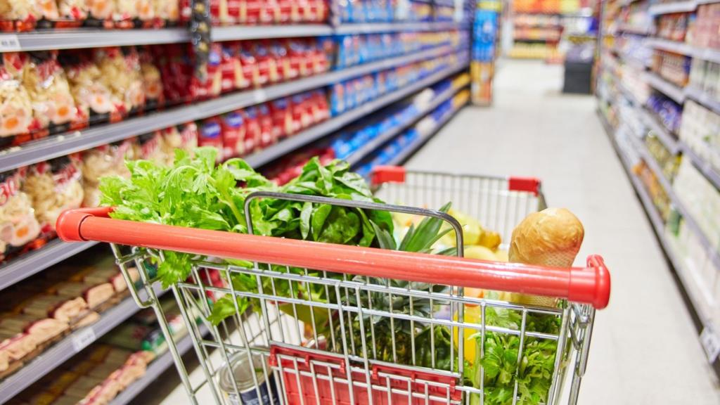 ¿Qué supermercados abren este martes 15 de agosto? Consulta si modifican su horario en este día festivo.