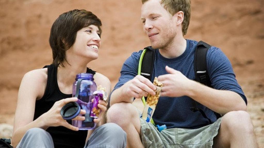 Una pareja tomando un snack durante la mañana.