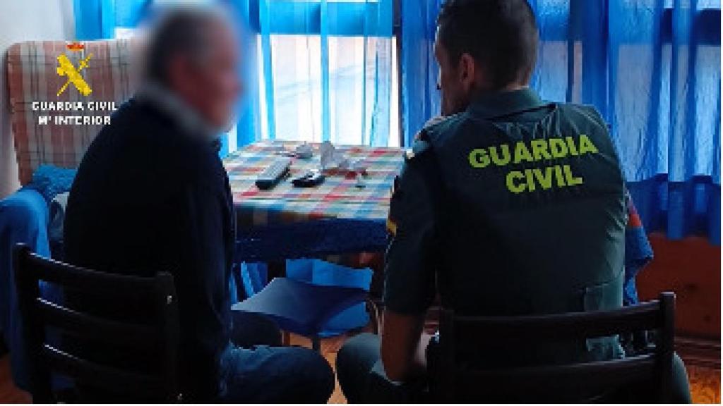 Agente de la Guardia Civil con la víctima.