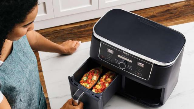 Una niña cocina con la freidora de aire.