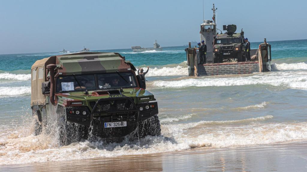 Desembarco de la Infantería de Marina con buques anfibios.