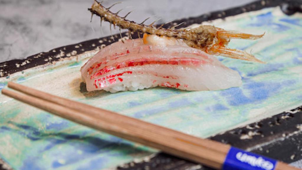 Nigiri de salmonete con su espina crujiente.