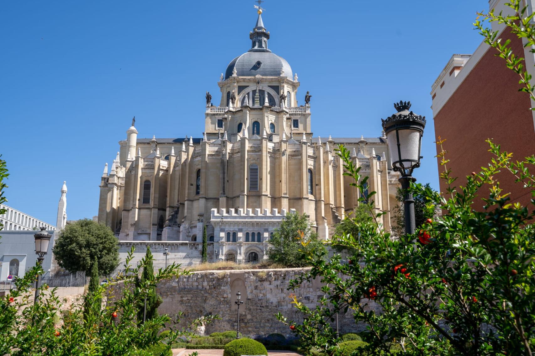 Vista de la colina de la Almudena desde la colina de las Vistillas.
