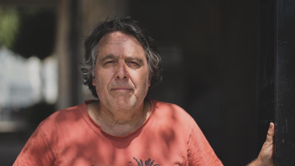 Roberto Fernández junto a la puerta del cementerio que acoge los restos de los 108 represaliados.