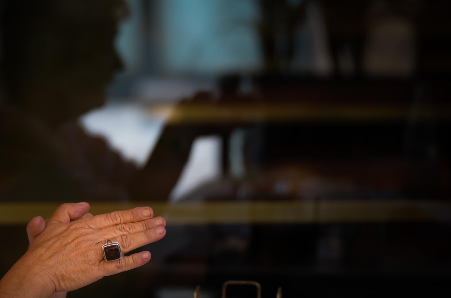 Detalle de las manos de Teresa Porras.