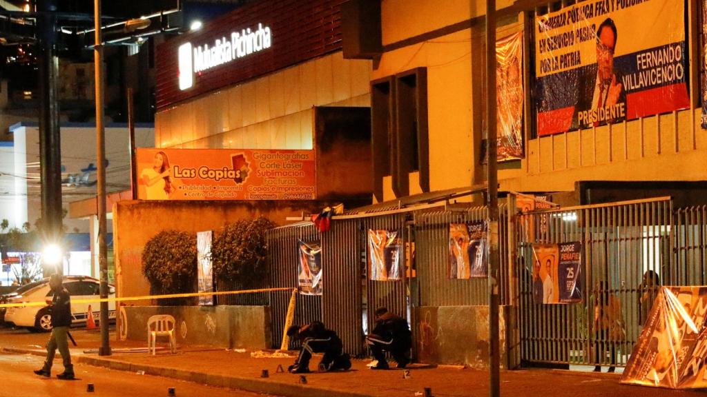 Un vigilante custodia el lugar del mitin donde el Fernando Villavicencio murió asesinado.